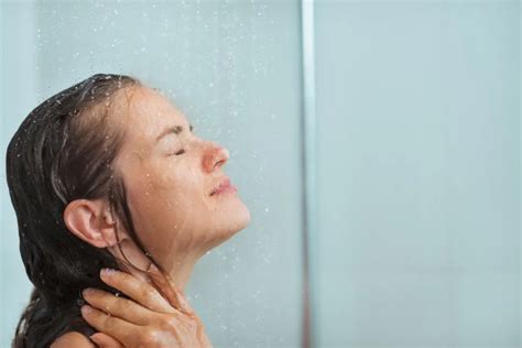 淋雨的人|淋雨后出现这个症状没在意，差点要了命！雨天千万别。